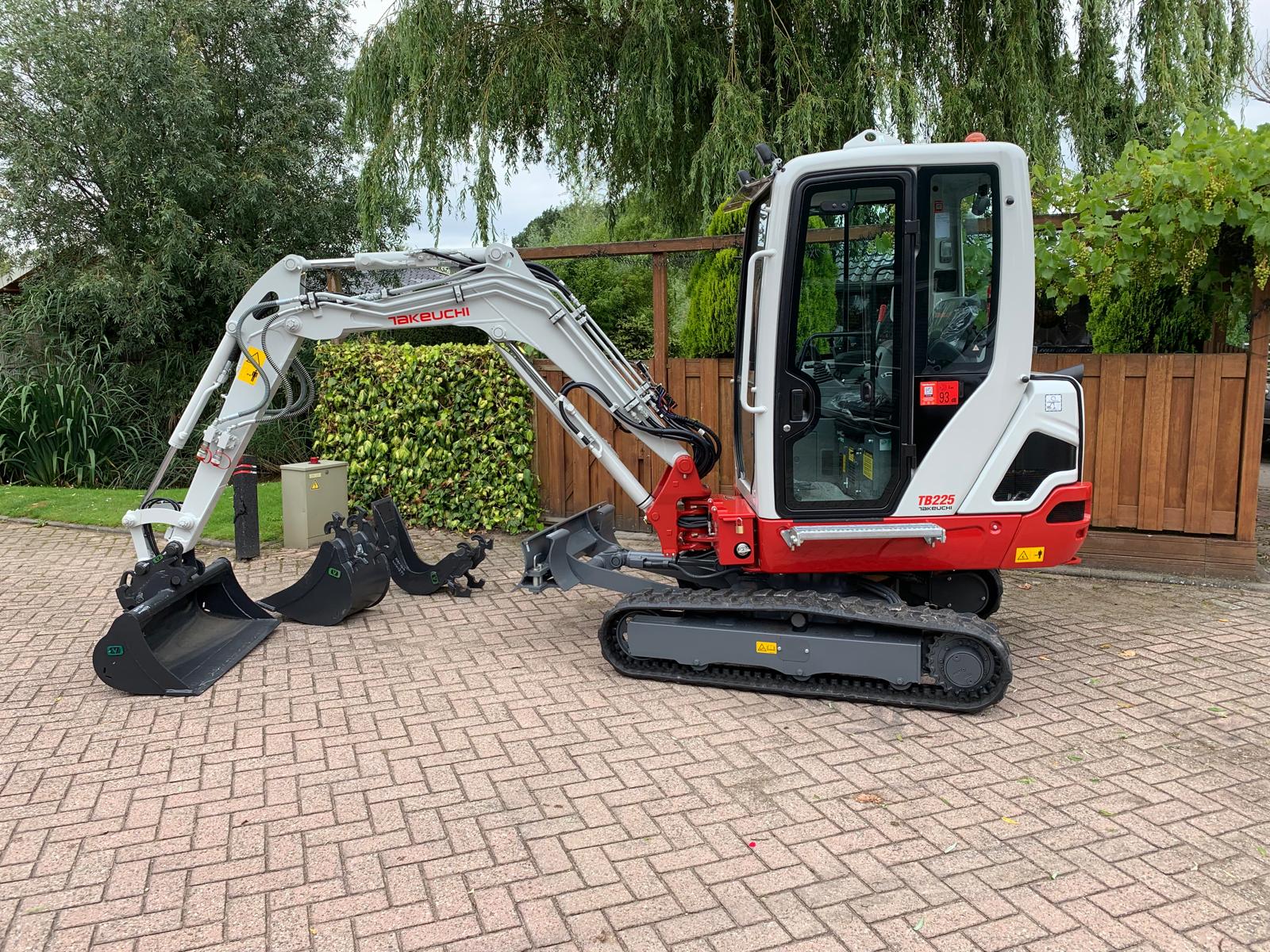 Takeuchi minigraver met opzetstukken
